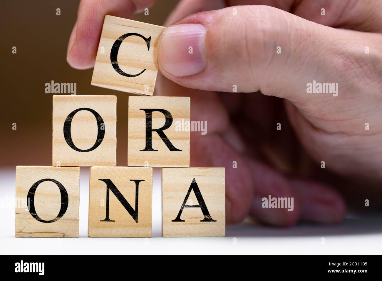 Blocs en bois avec lettres, mot corona, concept covid-19 virus pandémique, gros plan Banque D'Images