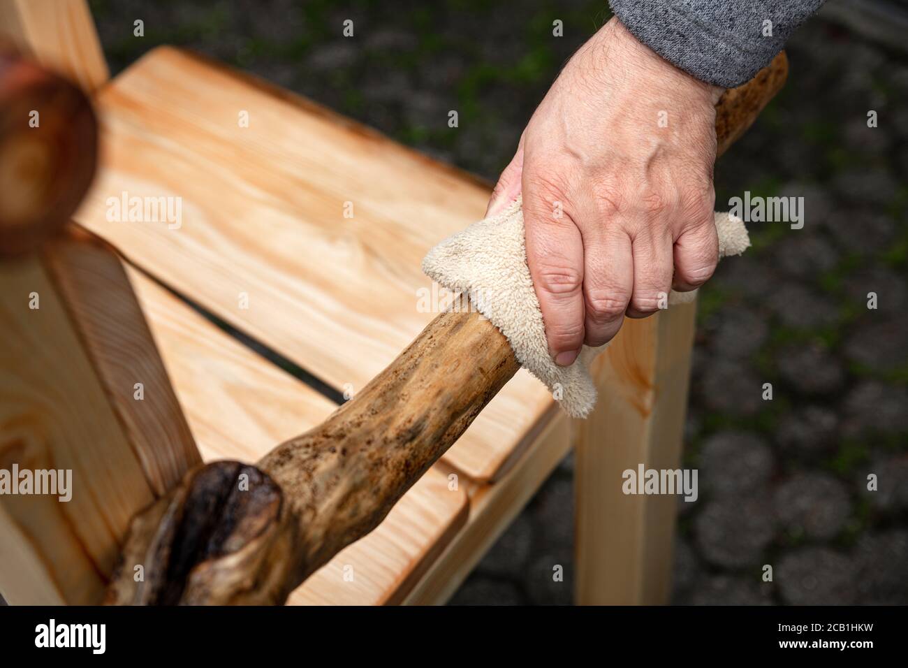 une chaise en bois rustique sera émaillée d'huile, gros plan Banque D'Images