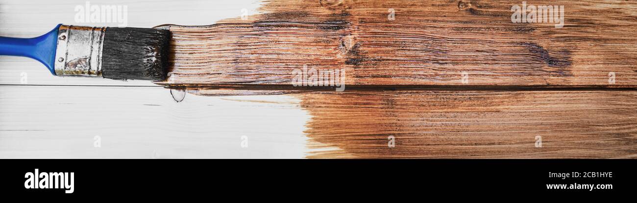 panorama d'une planche en bois avec une brosse et un glaçage marron, gros plan Banque D'Images
