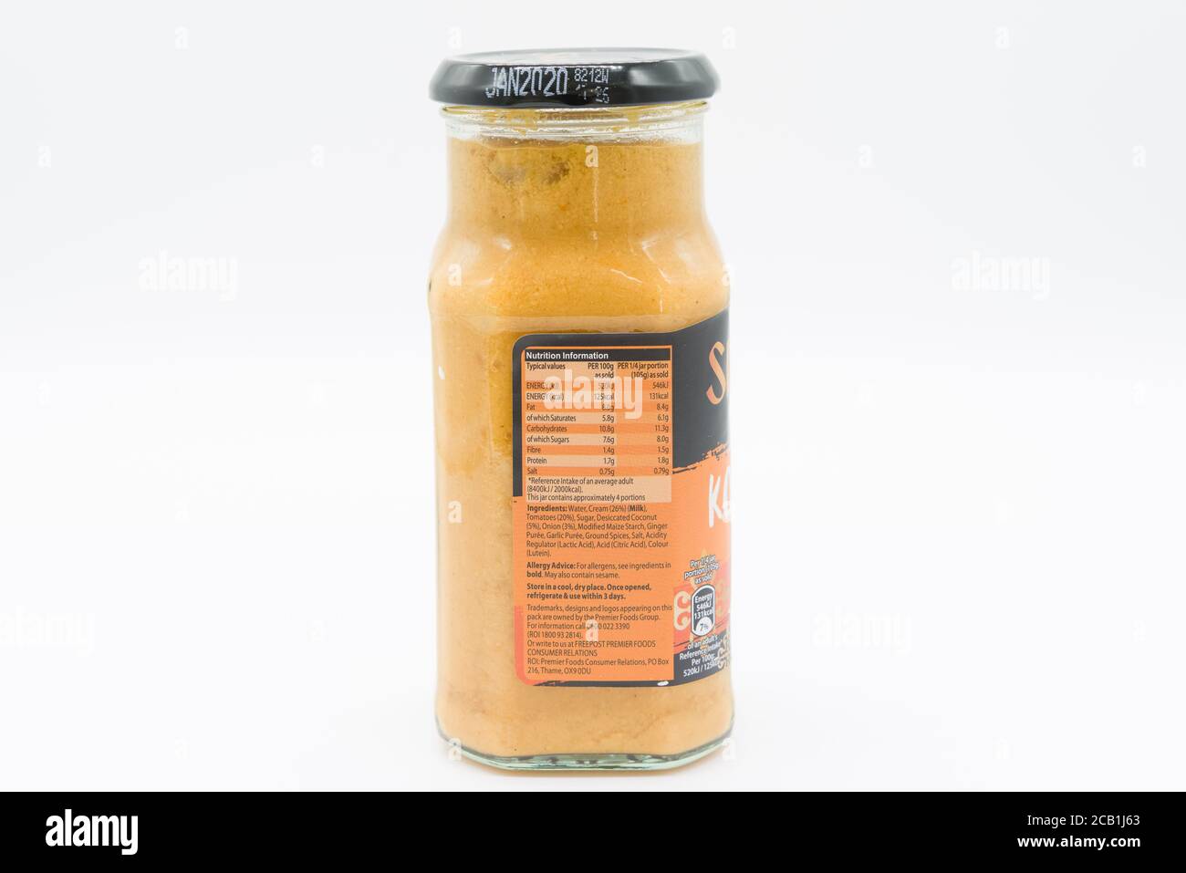 Irvine, Écosse, Royaume-Uni - 08 mars 2020 : sauce de cuisson Korma de Sharwood dans un pot en verre recyclable et un couvercle en métal recyclable. Étiquette indiquant l'infor de service Banque D'Images