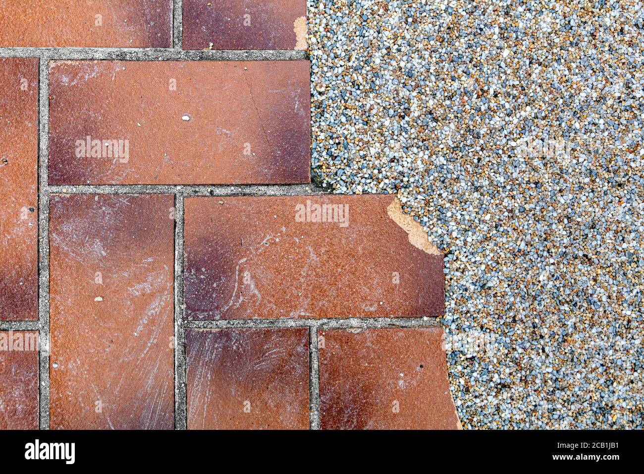 Faire un nouveau sol de terrasse avec un tapis de pierre de galets de marbre, vieux carreaux de pierre en dessous, topview Banque D'Images