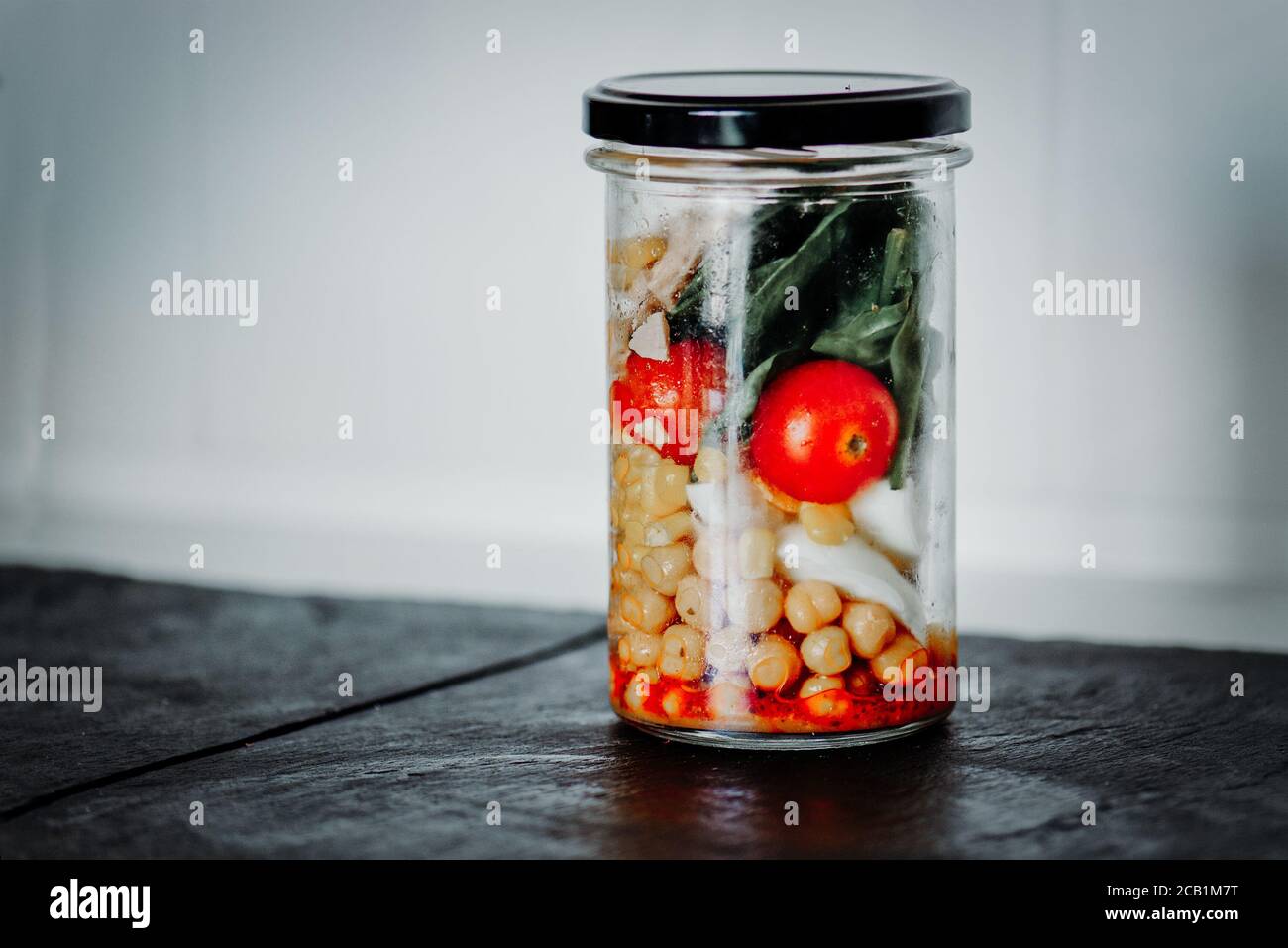 Salade maison dans un pot en verre avec thon et légumes. Alimentation saine, alimentation, désintoxication, concept de manger propre. Bocal santé à emporter. Banque D'Images