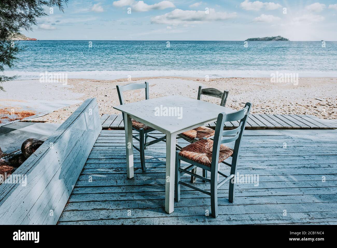 Île de Lesbos, Grèce - UN beau siège dans la mer Égée sur l'île de Lesvos, face à la mer. Dîner romantique au restaurant les vacances. GRE Banque D'Images