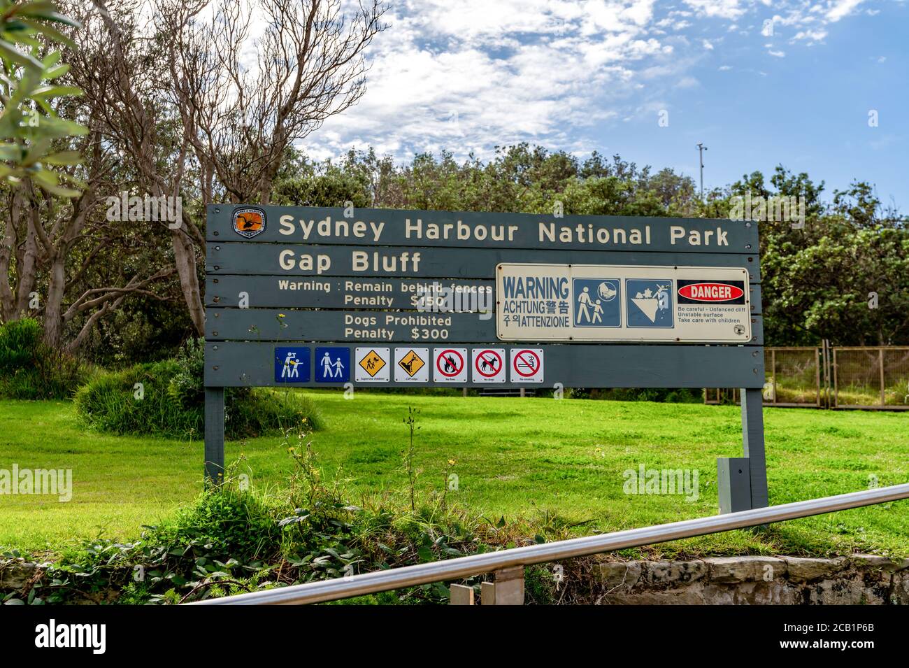 Sydney NSW Australie - 27 mai 2020 - Port de Sydney Le National Park Gap Bluff signe à The Gap sur un après-midi ensoleillé en automne Banque D'Images