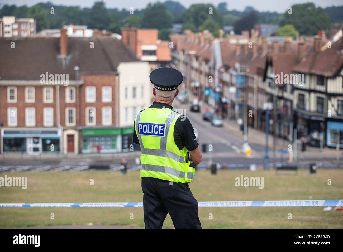 Le policier garde le cordon sur la scène du crime et donne sur l'anglais ville Banque D'Images
