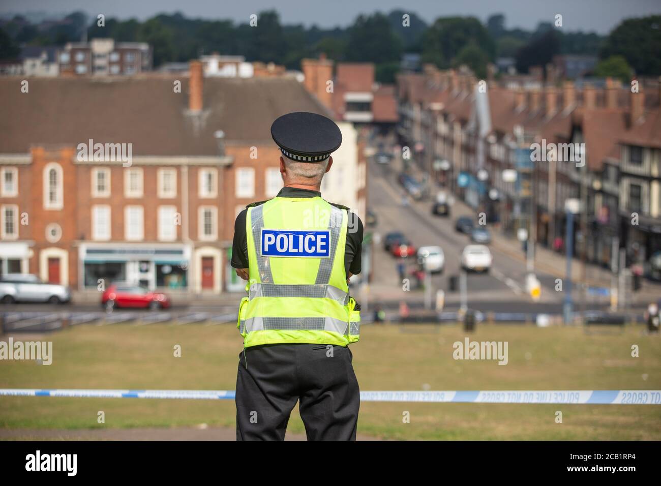 Le policier garde le cordon sur la scène du crime et donne sur l'anglais ville Banque D'Images