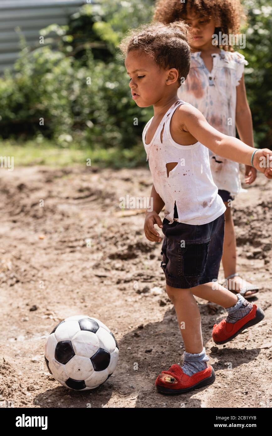 Les Frères Et Soeurs D'enfants En Bas âge Jouent Le Gros Ballon De