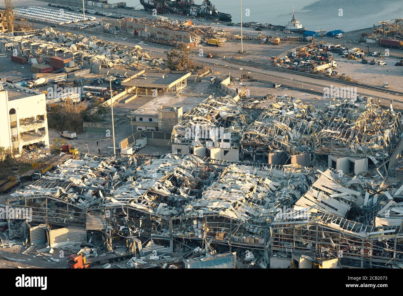 Beyrouth, Liban - août 05 2020 : vue du port de Beyrouth complètement détruite car l'inspection de la scène se poursuit après un incendie dans un entrepôt avec ex Banque D'Images