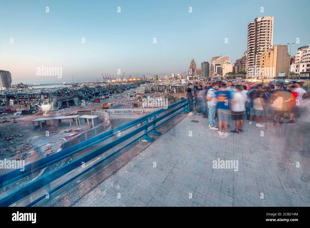 Beyrouth, Liban - août 05 2020 : vue du port de Beyrouth complètement détruite car l'inspection de la scène se poursuit après un incendie dans un entrepôt avec ex Banque D'Images