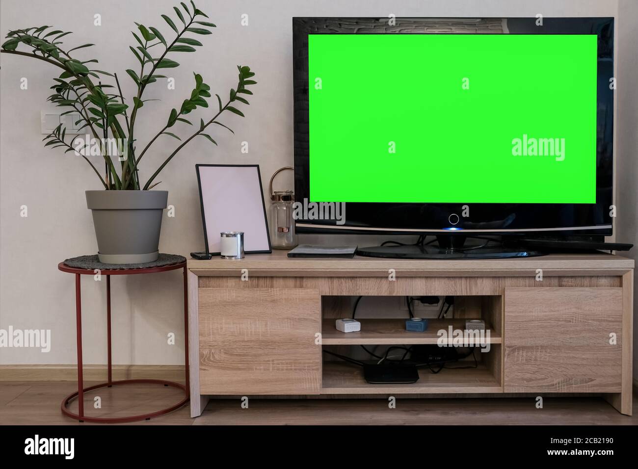 Mockup, l'écran vert sur la table de nuit à côté de la plante en pot Banque D'Images