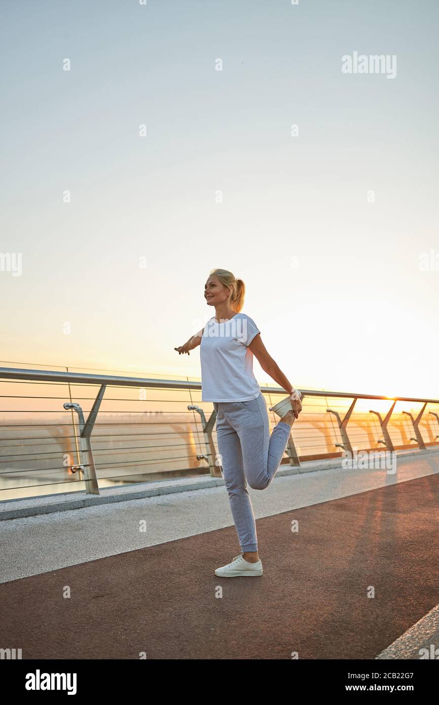 Debout Quad Stretch Banque d'image et photos  Alamy