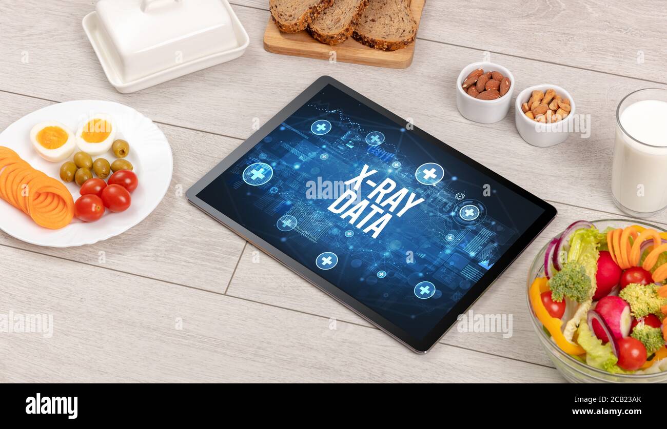 Concept de DONNÉES radiographiques en Tablet pc avec nourriture saine, vue du dessus Banque D'Images