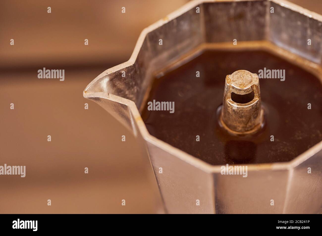 Un café geyser avec du café fraîchement préparé. Gros plan. Banque D'Images