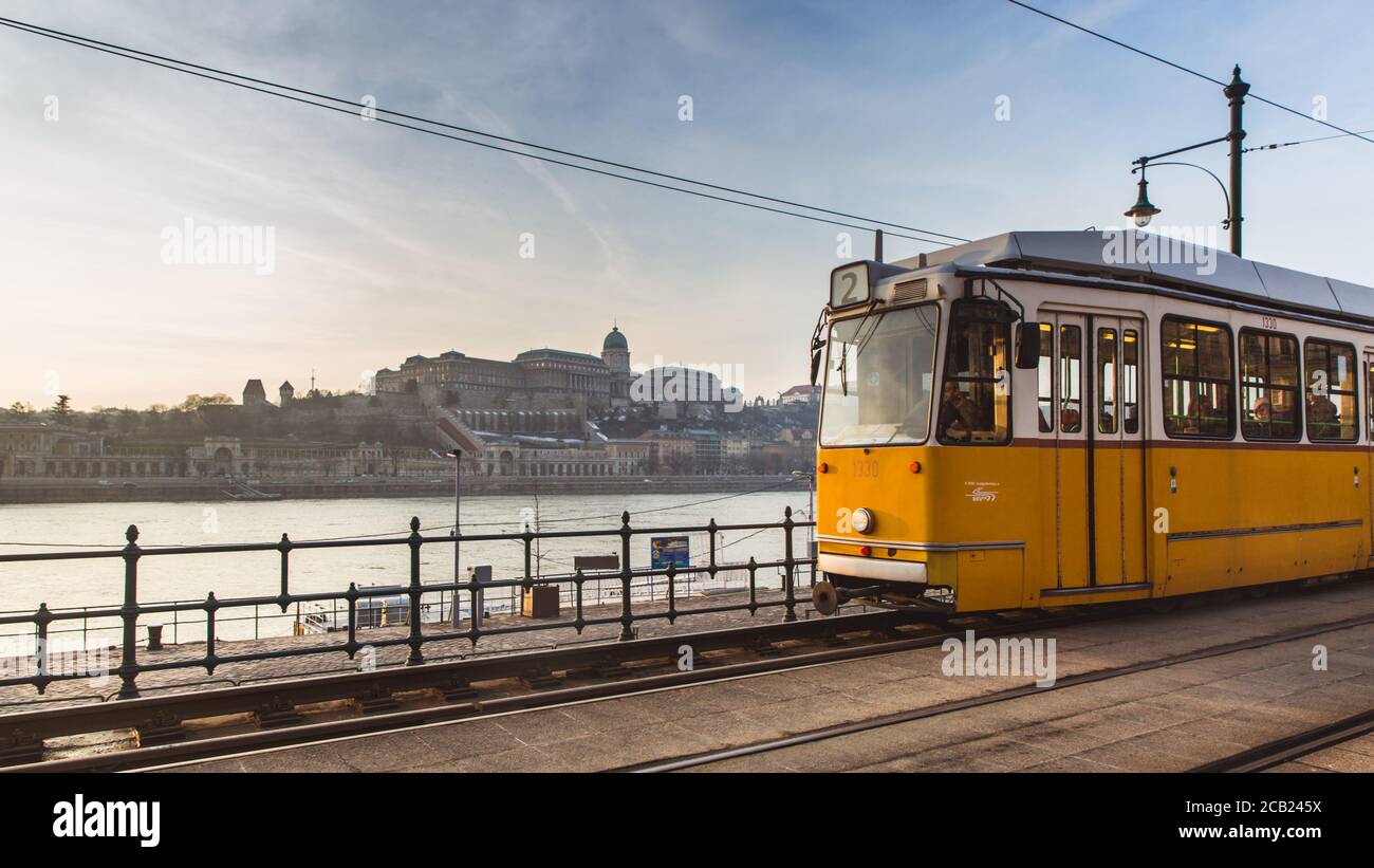 BUDAPEST, HONGRIE - 27 janvier 2019 : tramway jaune à Budapest près du remblai du côté Pest à Budapest. Ligne 2 Tram à Budapest Banque D'Images