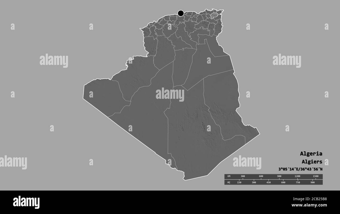 Forme désaturée de l'Algérie avec sa capitale, sa principale division régionale et la région séparée de Guelma. Étiquettes. Carte d'élévation à deux niveaux. Rendu 3D Banque D'Images