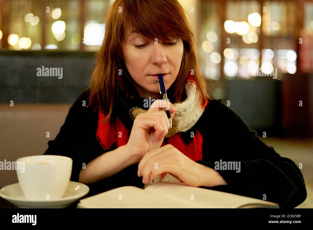 Femme dans le café écrit dans le journal intime, balle journal. Vie lente, désintoxication sociale, freelance, planification Banque D'Images