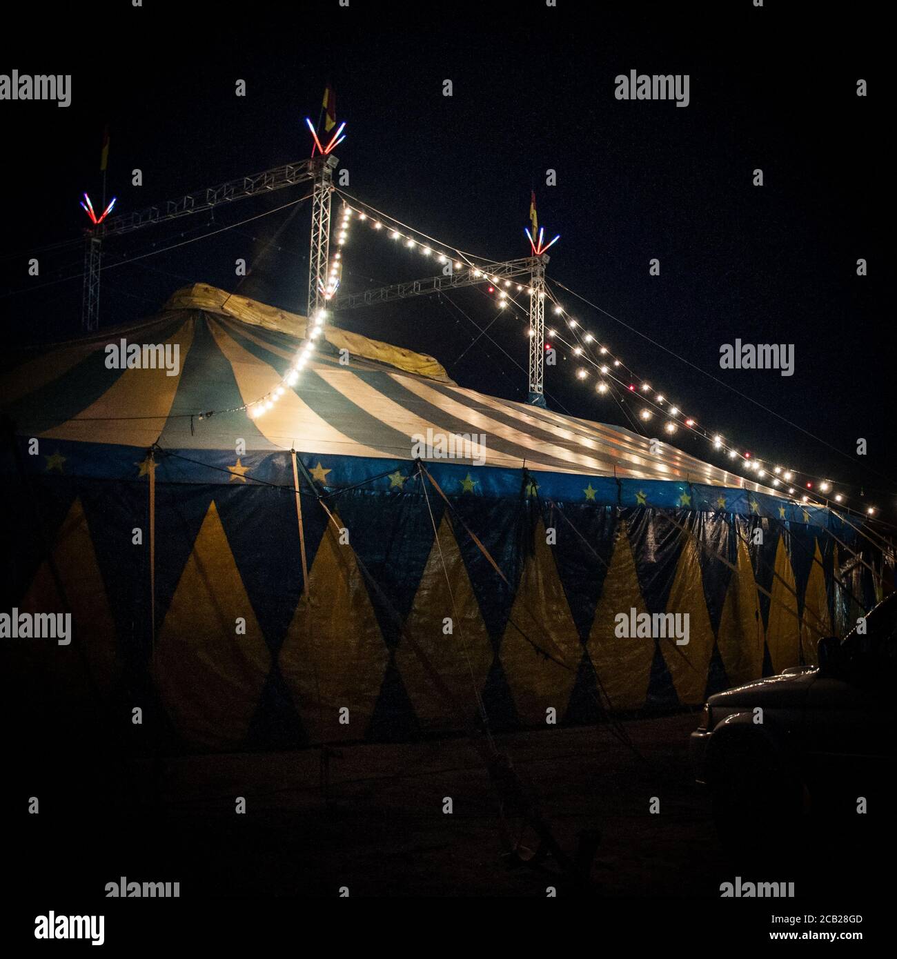 Tente de cirque jaune et bleu de nuit Banque D'Images