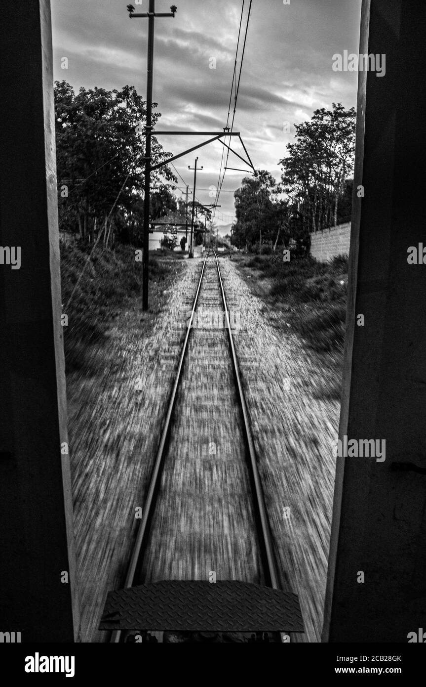 Train ferroviaire pendant la journée Banque D'Images