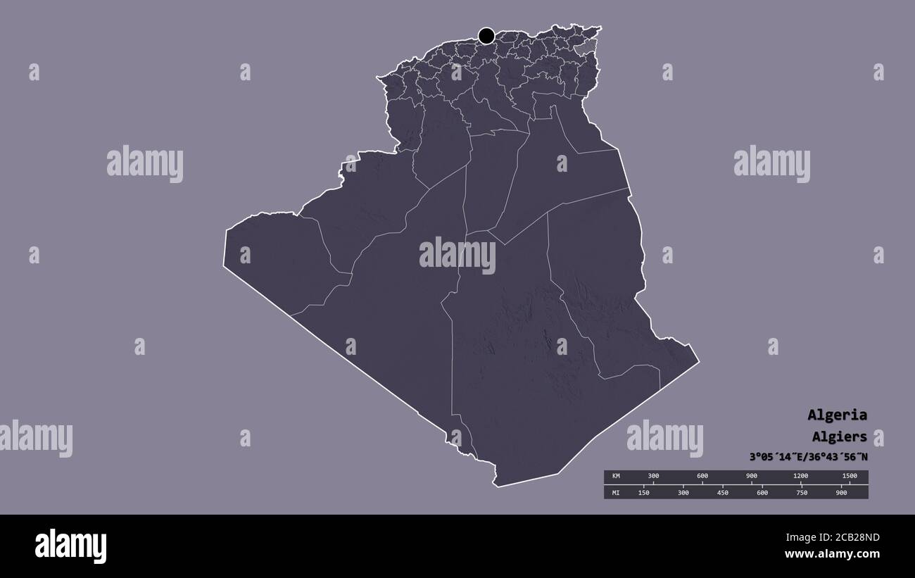 Forme désaturée de l'Algérie avec sa capitale, sa principale division régionale et la région séparée de Souk Ahras. Étiquettes. Carte d'altitude en couleur. Rendu 3D Banque D'Images