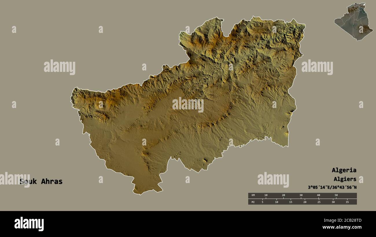 Forme de Souk Ahras, province d'Algérie, avec sa capitale isolée sur fond solide. Échelle de distance, aperçu de la région et libellés. Relief topographique Banque D'Images