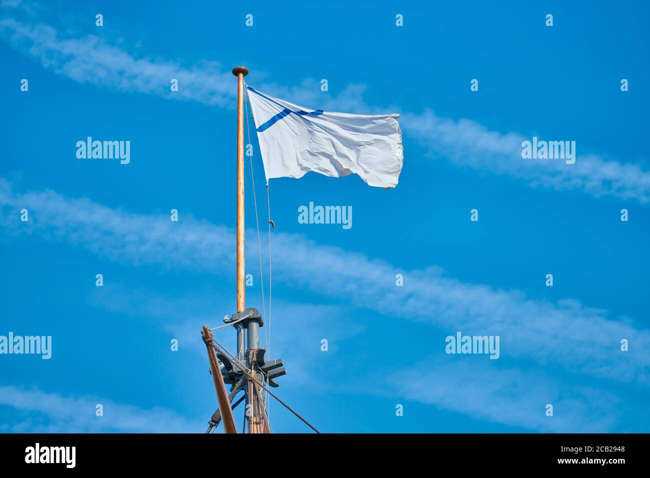 Mât de voile avec l'enseigne de la marine russe. Principal haut de page du bateau à voile. Ancien navire de guerre frégate Banque D'Images