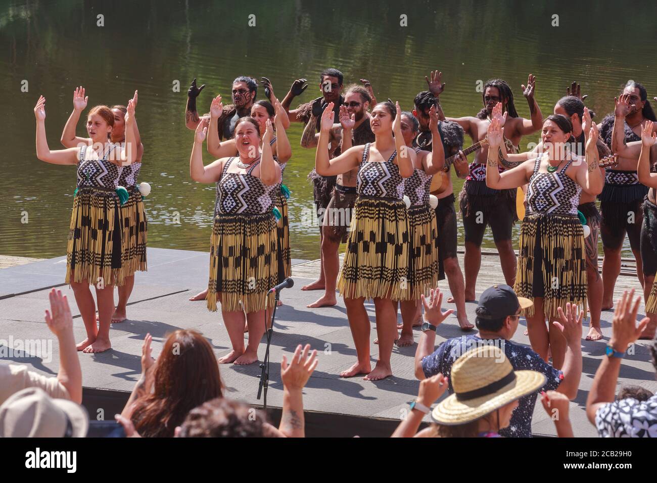 Femmes maories de Nouvelle-Zélande d'un groupe kapa haka, portant une robe traditionnelle et exécutant une waiata (chanson). Hamilton, Nouvelle-Zélande, 23 mars 2019 Banque D'Images
