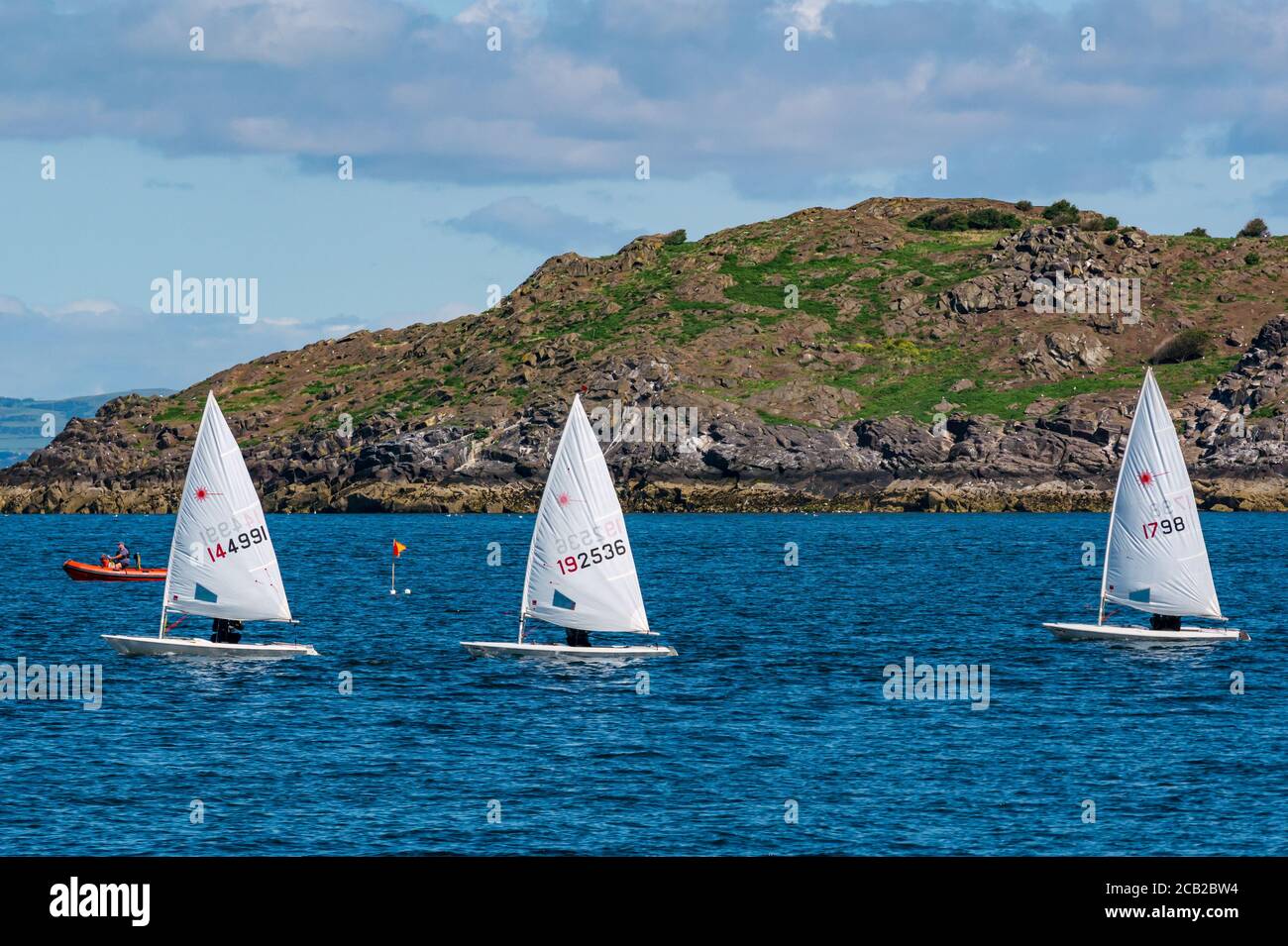 Canots de voile laser en course par Craigleith Island à Firth of Forth, en Écosse, au Royaume-Uni Banque D'Images