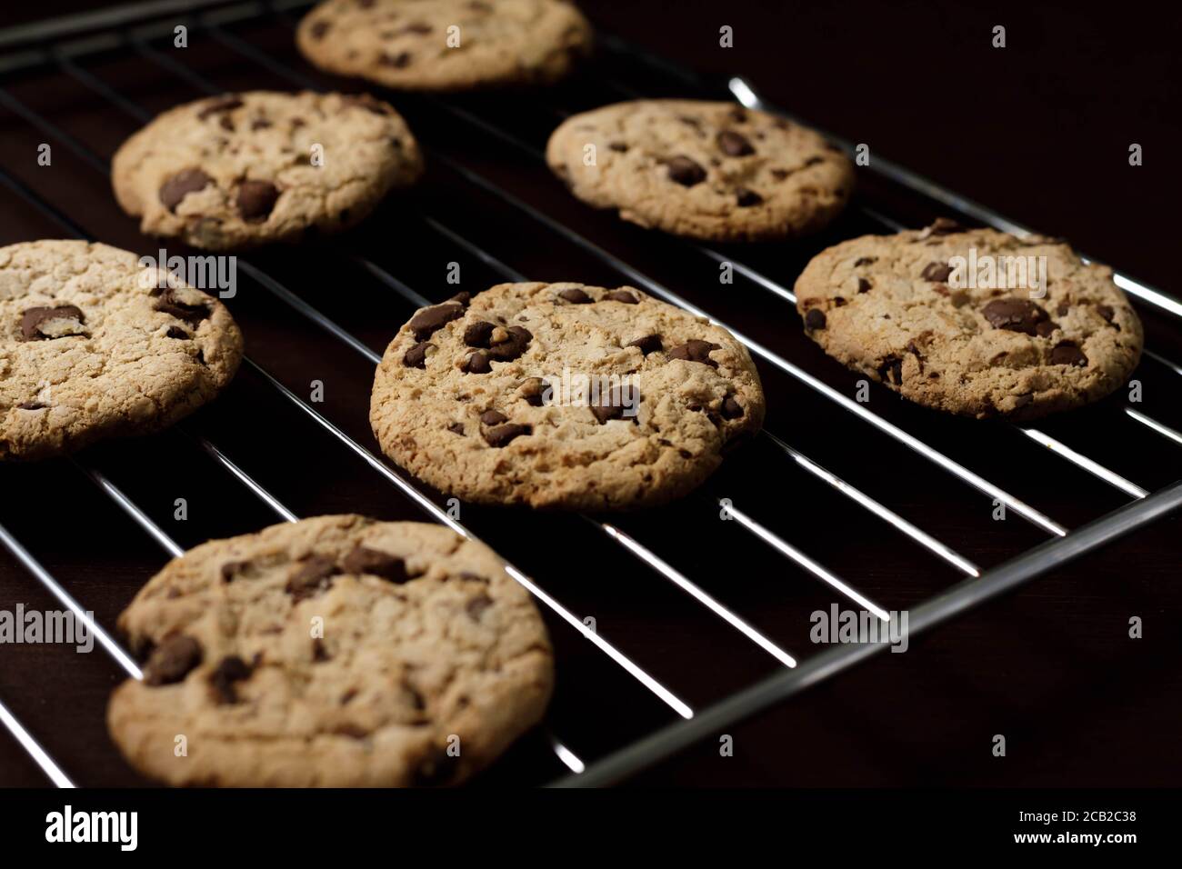 Petits gâteaux au chocolat frais faits maison sur la plaque du four avec arrière-plan sombre Banque D'Images