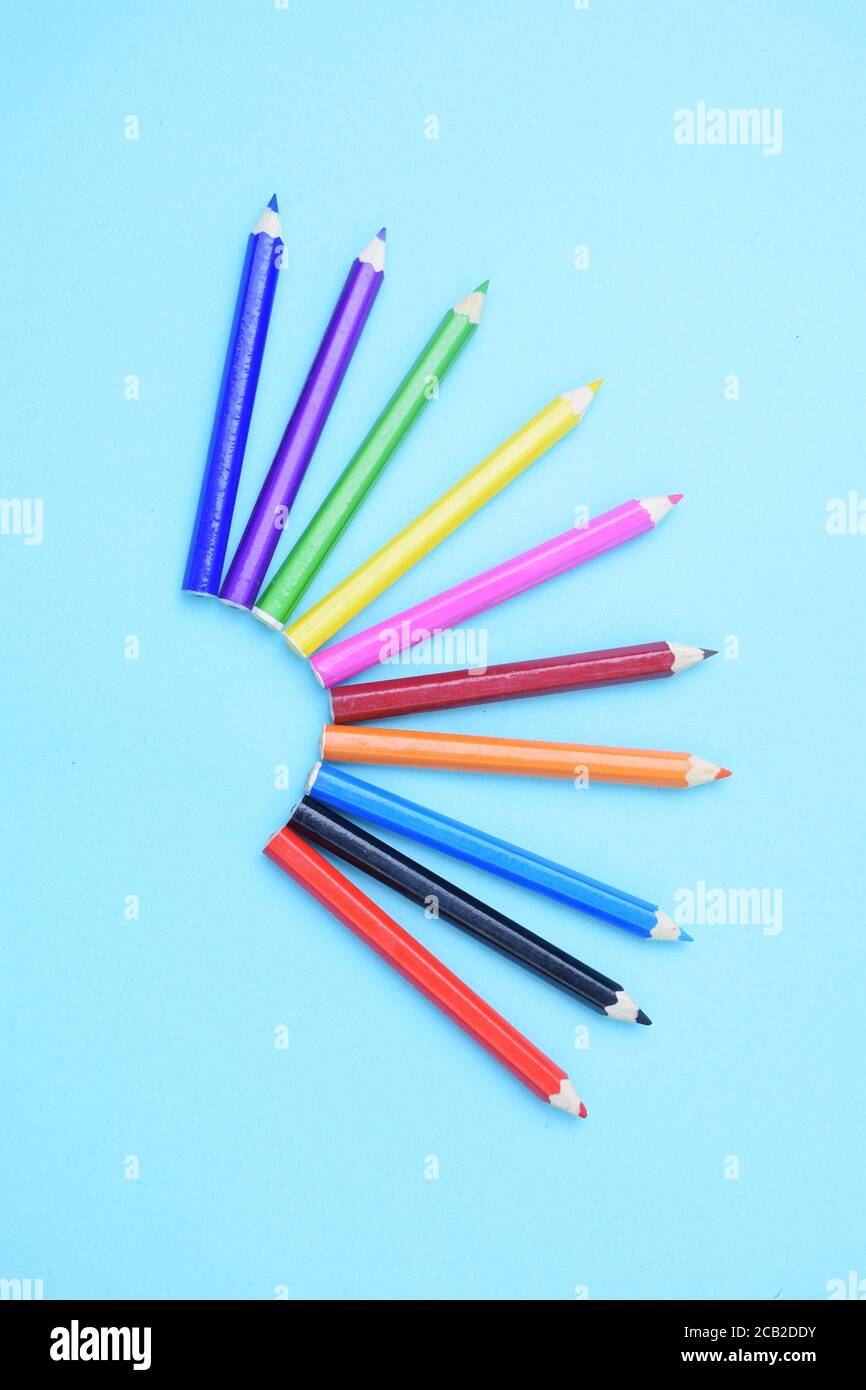 Fond plat coloré avec fournitures artisanales crayons de couleur pour l'école retour à l'école (61) Banque D'Images