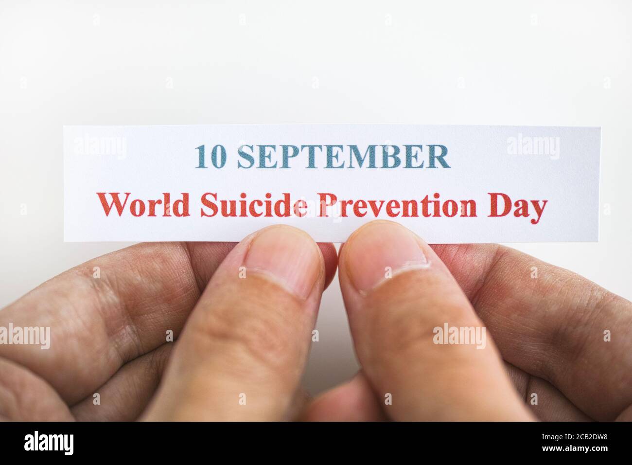 Personne tenant un morceau de papier avec les mots Journée mondiale de la prévention du suicide (10 septembre). Gros plan. Banque D'Images
