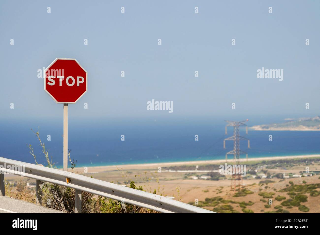 Panneau stop, sur une route espagnole, N-340. plage de Tarifa en arrière-plan, Cadix, Espagne. Banque D'Images