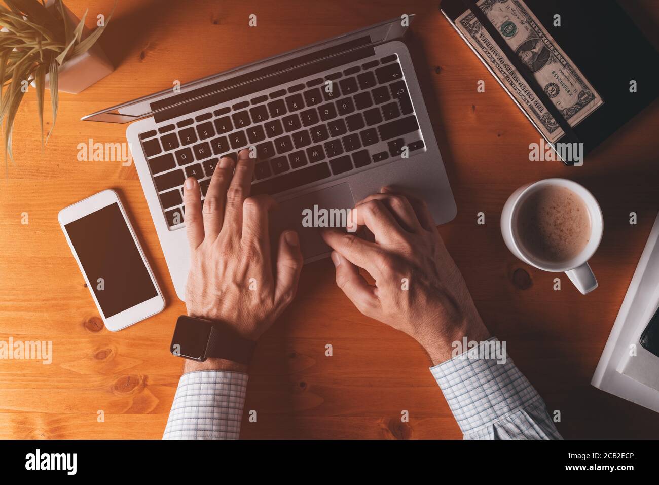 Homme d'affaires dactylographiant ordinateur portable clavier, vue aérienne de bureau le matin Banque D'Images