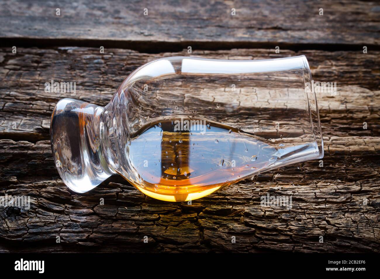 un verre de whisky sur un fond en bois gros plan Photo Stock - Alamy