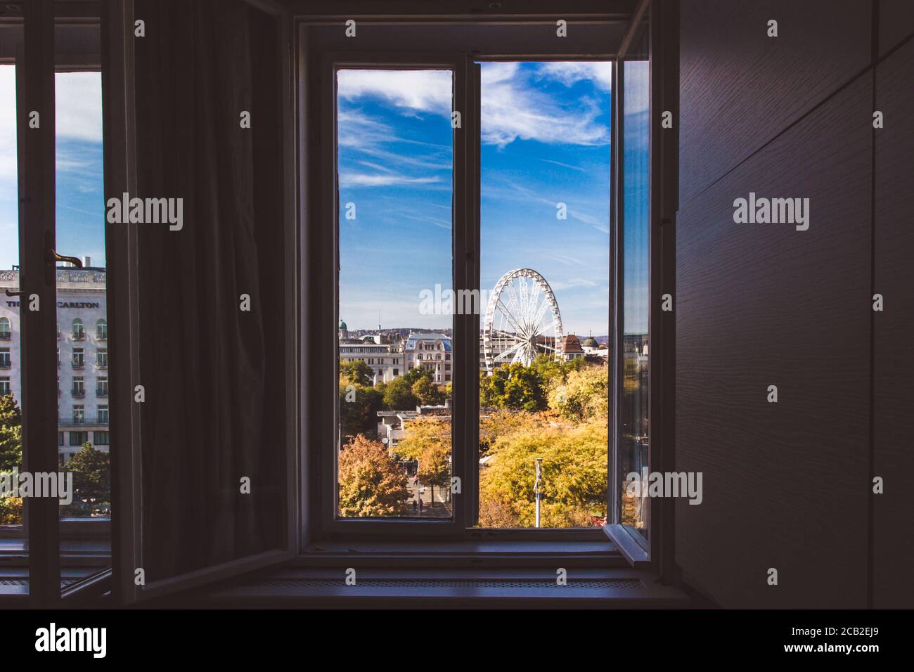 Vue depuis la fenêtre sur le Budapest Eye et la basilique Saint-Étienne de Budapest, Hongrie Banque D'Images