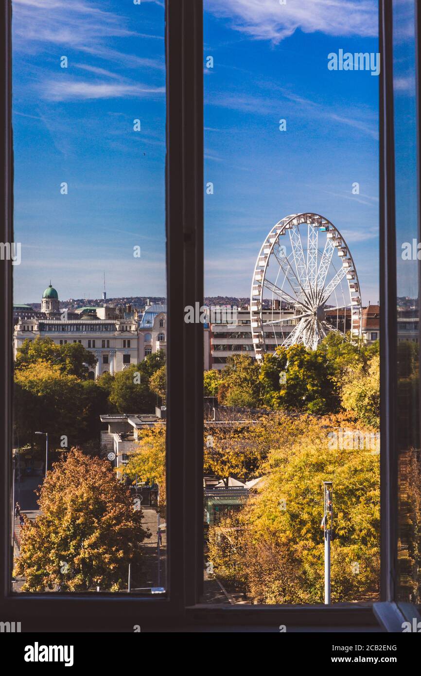Vue depuis la fenêtre sur le Budapest Eye et la basilique Saint-Étienne de Budapest, Hongrie Banque D'Images