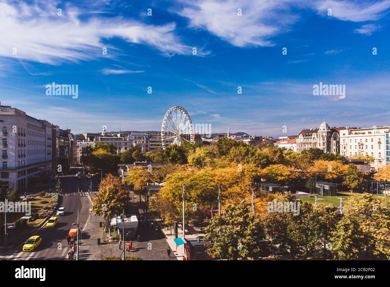 Vue depuis la fenêtre sur le Budapest Eye et la basilique Saint-Étienne de Budapest, Hongrie Banque D'Images