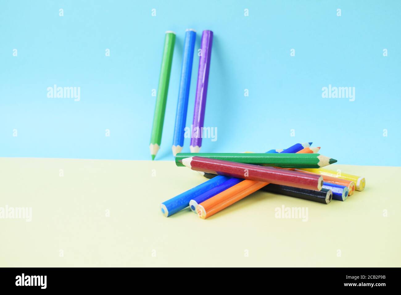Fond plat coloré avec fournitures artisanales crayons de couleur pour l'école retour à l'école (61) Banque D'Images