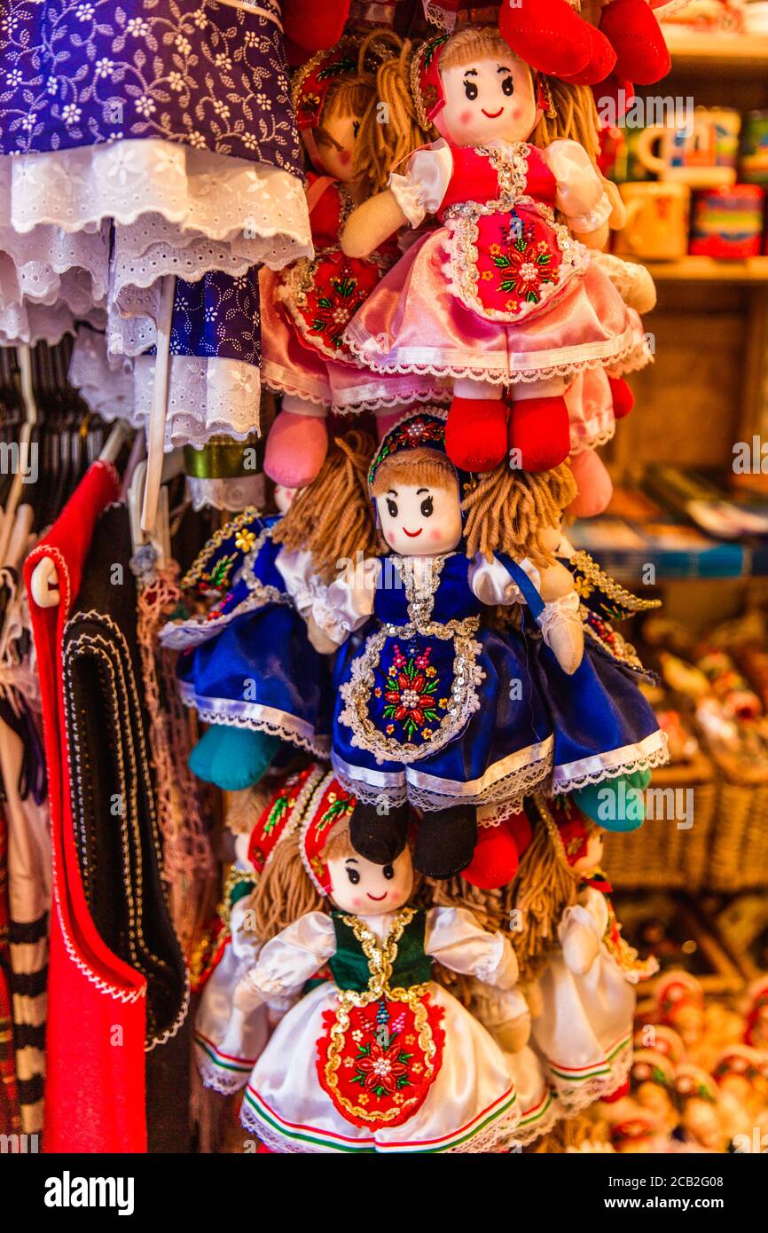 Poupées traditionnelles magyar marionnettes en costume folklorique vêtements traditionnels hongrois sur le marché de Buda Castel, Budapest Banque D'Images