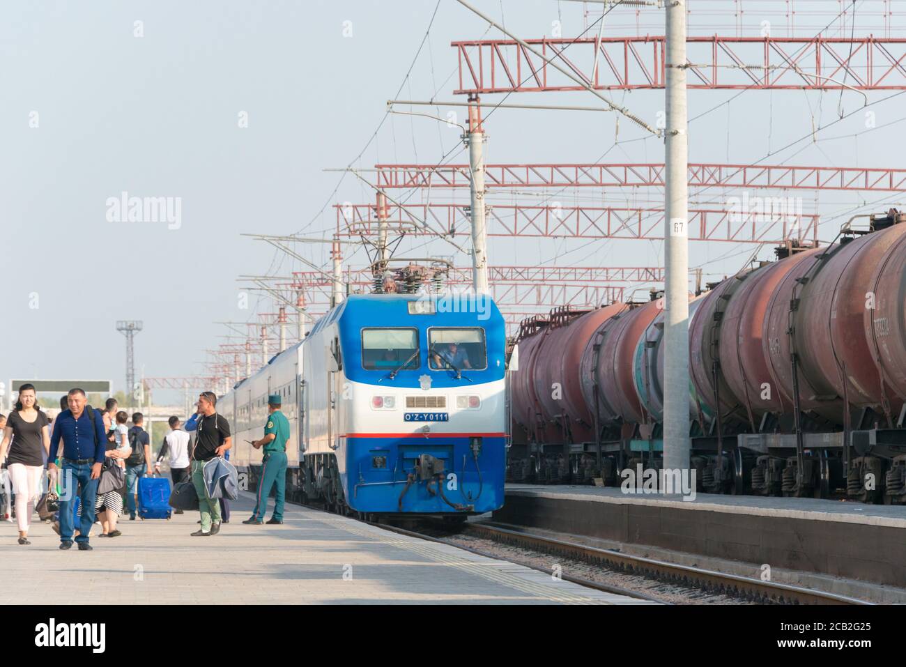 Kokand (Ouzbékistan) - locomotive électrique O'Z-Y à la gare de Kokand à Kokand (Ouzbékistan). O'Z-Y fabriqué par CRRC Zhuzhou Locomotive of Banque D'Images