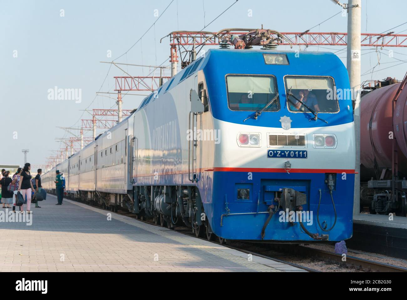 Kokand (Ouzbékistan) - locomotive électrique O'Z-Y à la gare de Kokand à Kokand (Ouzbékistan). O'Z-Y fabriqué par CRRC Zhuzhou Locomotive of Banque D'Images