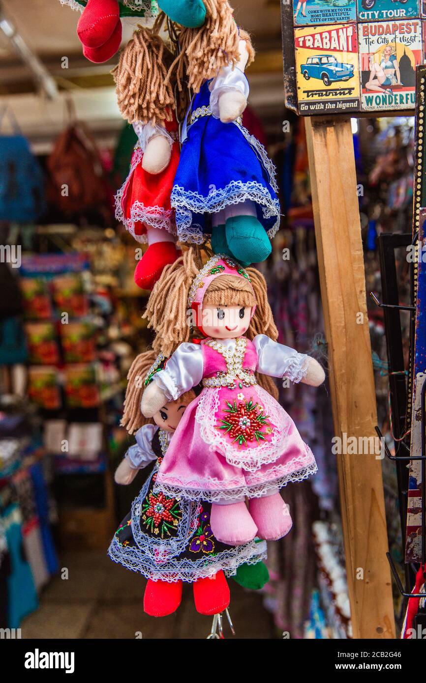 BUDAPEST, HONGRIE - 15 mars 2019: Poupées magyar traditionnelles marionnettes en costume traditionnel vêtements hongrois traditionnels sur le marché de Buda Castel, Budapest Banque D'Images