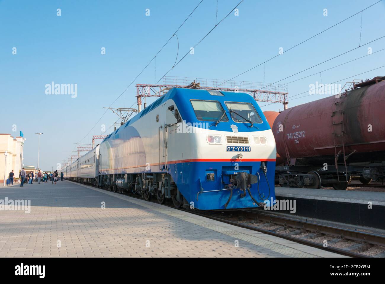 Kokand (Ouzbékistan) - locomotive électrique O'Z-Y à la gare de Kokand à Kokand (Ouzbékistan). O'Z-Y fabriqué par CRRC Zhuzhou Locomotive of Banque D'Images