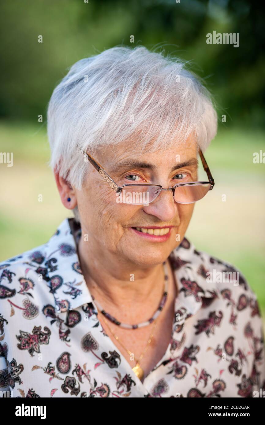 Femme de 79 ans Banque de photographies et d'images à haute résolution -  Alamy