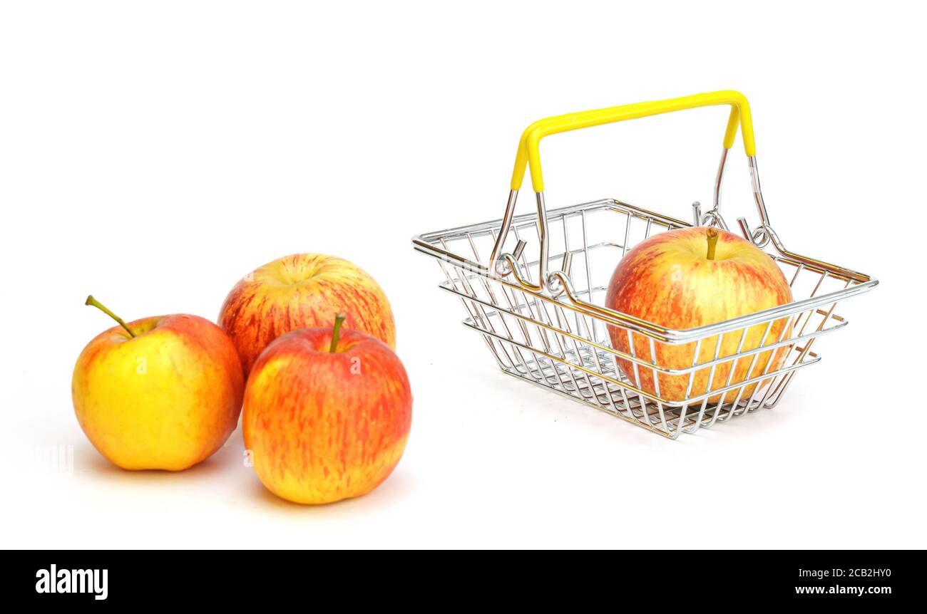 un petit panier de shopping avec des fruits, des pommes, sur fond blanc. Nourriture saine, nourriture végétarienne, légumes, shopping au supermarché. Banque D'Images