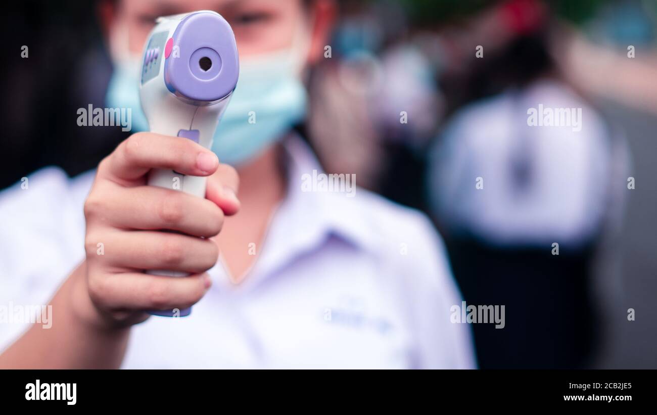 Test de température du front du thermomètre infrarouge pour vérifier l