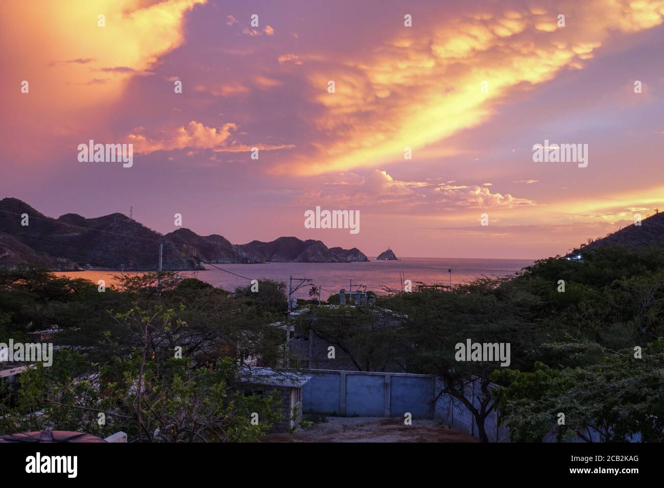 Le village touristique de Taganga près de Santa Marta dans beau coucher de soleil lumière 2020. Banque D'Images