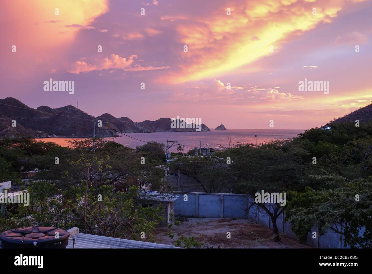 Le village touristique de Taganga près de Santa Marta dans beau coucher de soleil lumière 2020. Banque D'Images