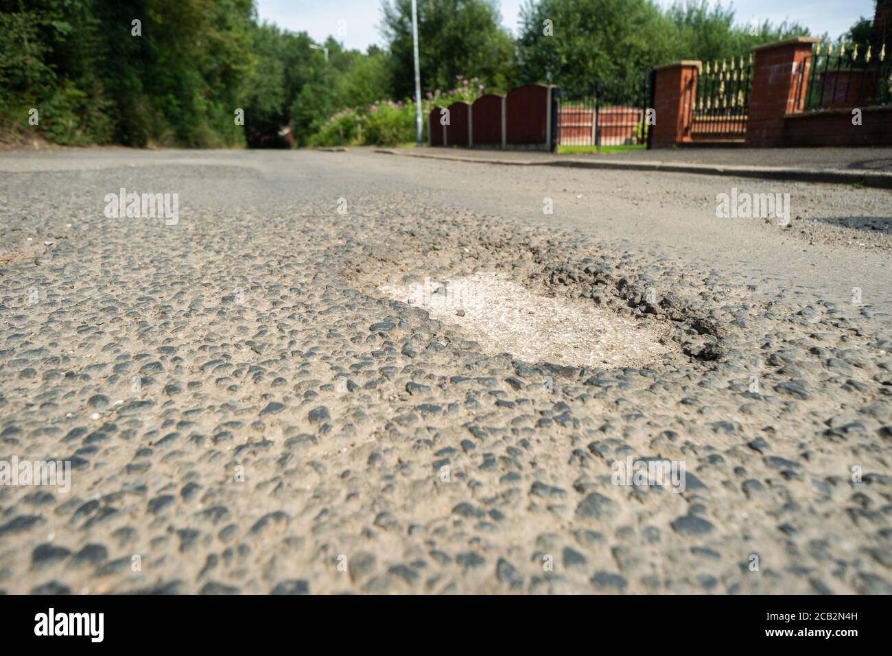Exemple de route mal réparée au Royaume-Uni avec des nids-de-poule et une surface de route inégale. Mount Sion Road / Sion Street, Radcliffe, Manchester, Royaume-Uni Banque D'Images