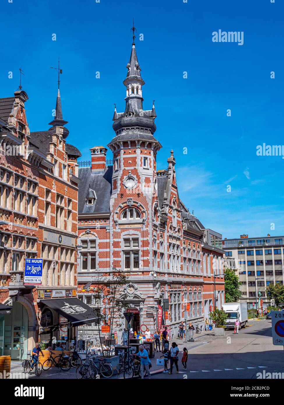 Louvain, Belgique. Vers août 2020. Paysage urbain de Louvain, Belgique. Beaux bâtiments historiques, avec leurs célèbres façades de la vieille ville . Banque D'Images