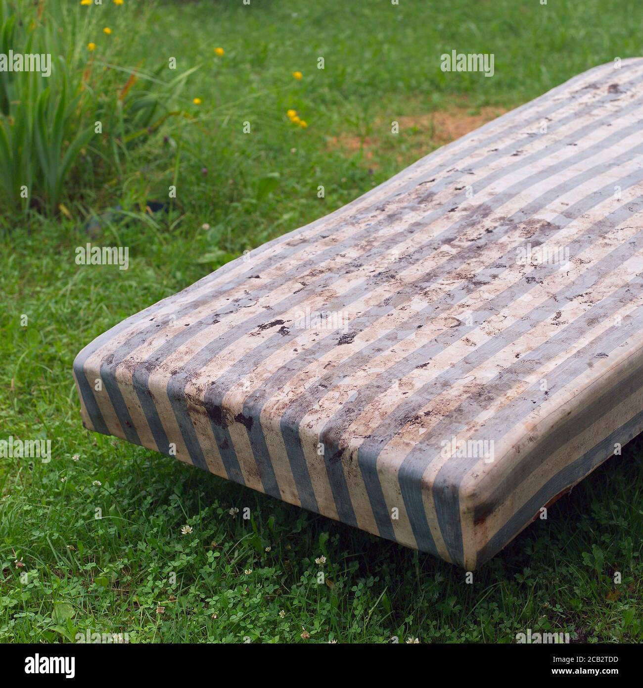 Jeter la vieille partie du lit avec un matelas sale, image extérieure Photo  Stock - Alamy